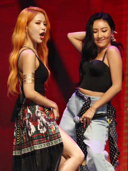 마마무 솔라-화사 '매력 넘치는 무대'  걸그룹 마마무가 16일 오후 서울 광진구 예스24라이브홀에서 열린 일곱 번째 미니앨범 '레드문'(Red Moon) 발표회에서 멋진 무대를 선보이고 있다.